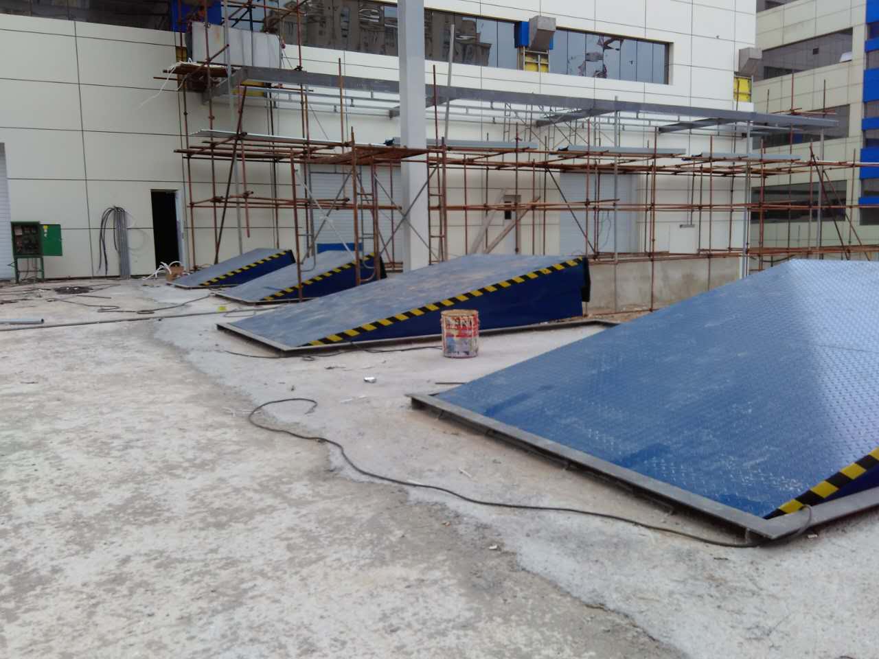 Fixed boarding bridge